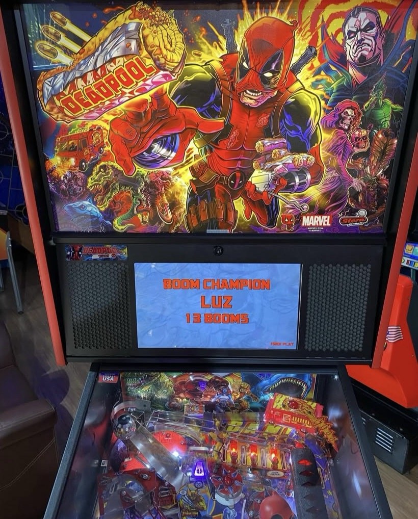 Deadpool Premium Pinball Machine by Stern — view 3