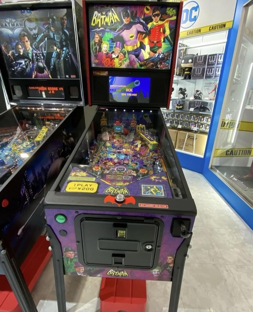 Batman 66 Premium Pinball Machine — view 2