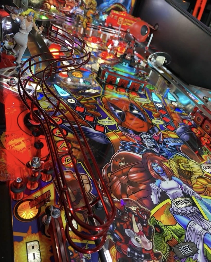 Deadpool Premium Pinball Machine by Stern — view 8