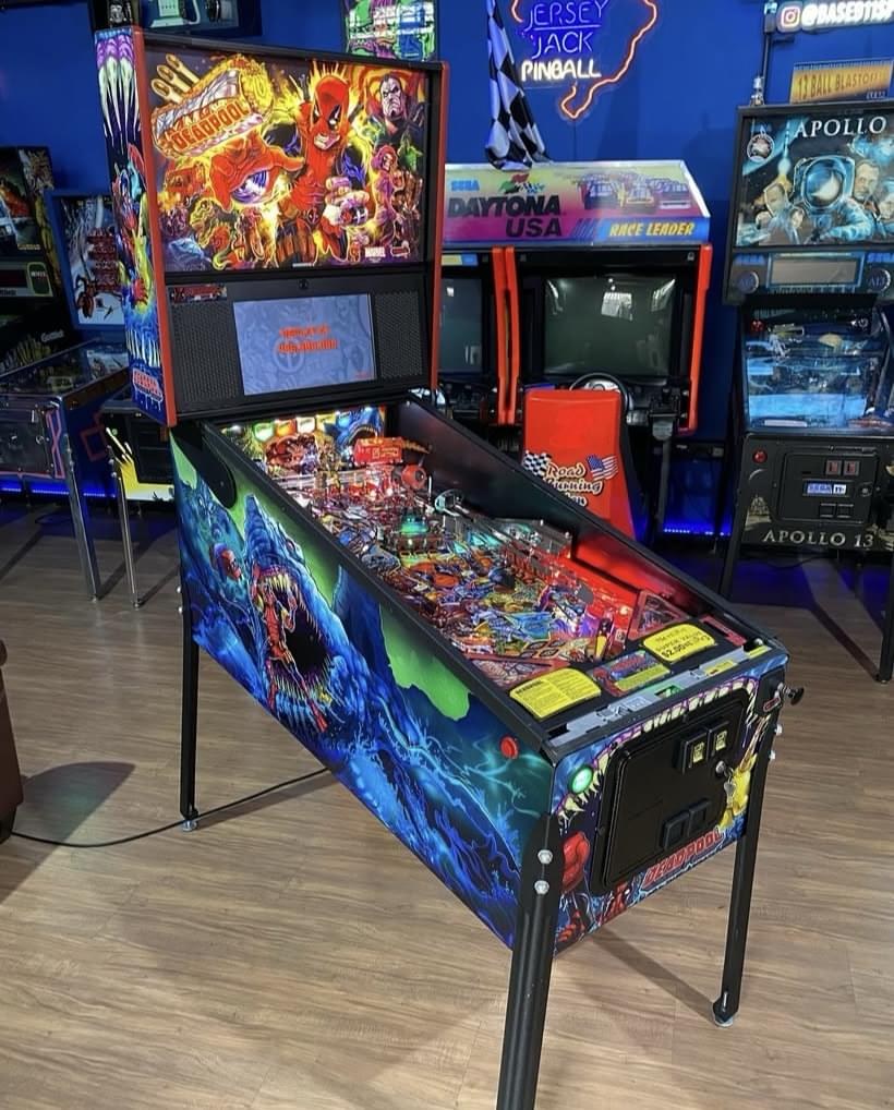 Deadpool Premium Pinball Machine by Stern — view 2