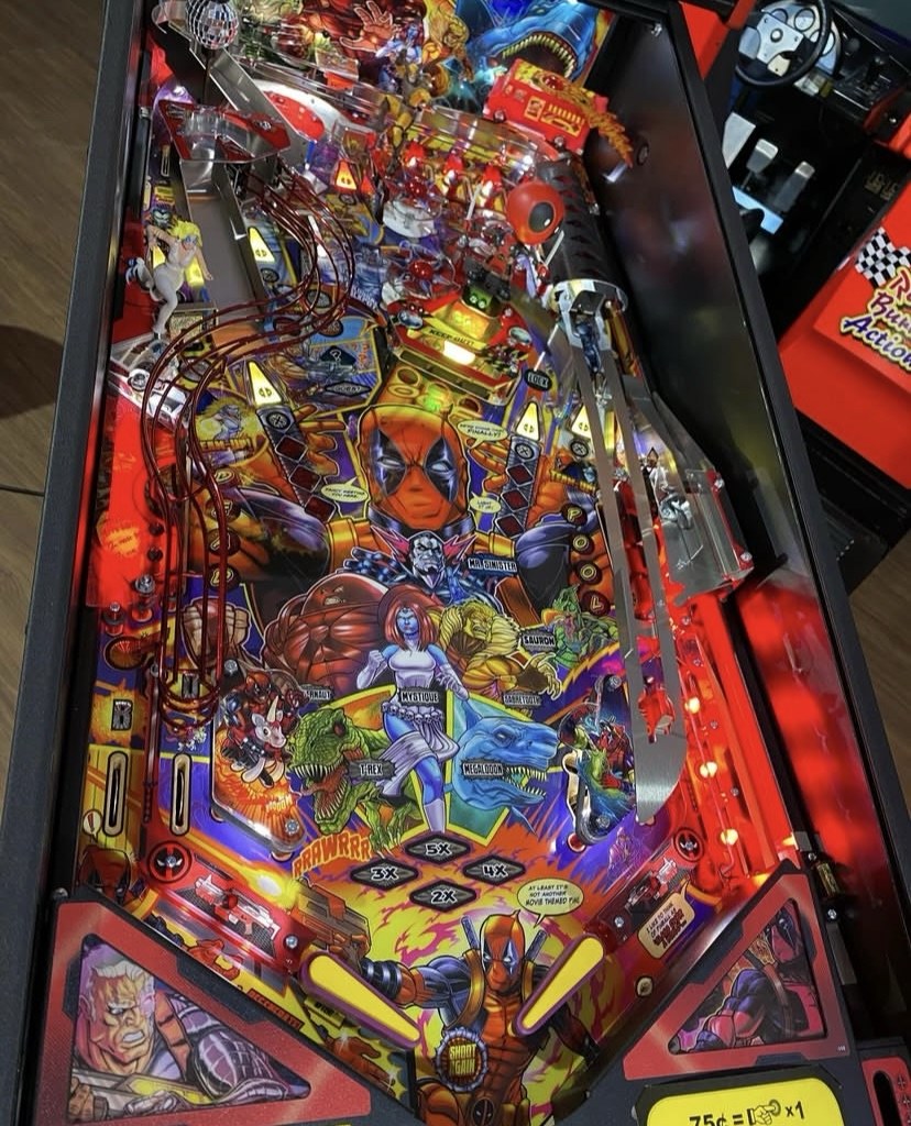Deadpool Premium Pinball Machine by Stern — view 5